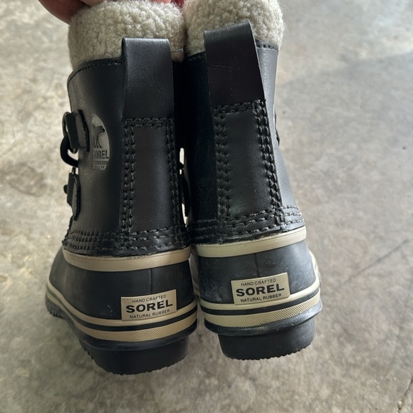 Sorel boots - Picture 4 of 8